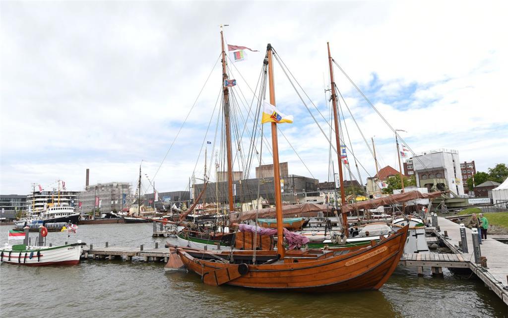 Bis Sonntag laden Windjammern und Motorboote Besucher zum Open Ship auf dem Seestadtfest ein.