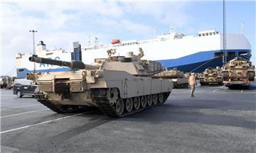 Bis Sonntag sollen alle Panzer, Lastwagen und Anhänger verladen sein.