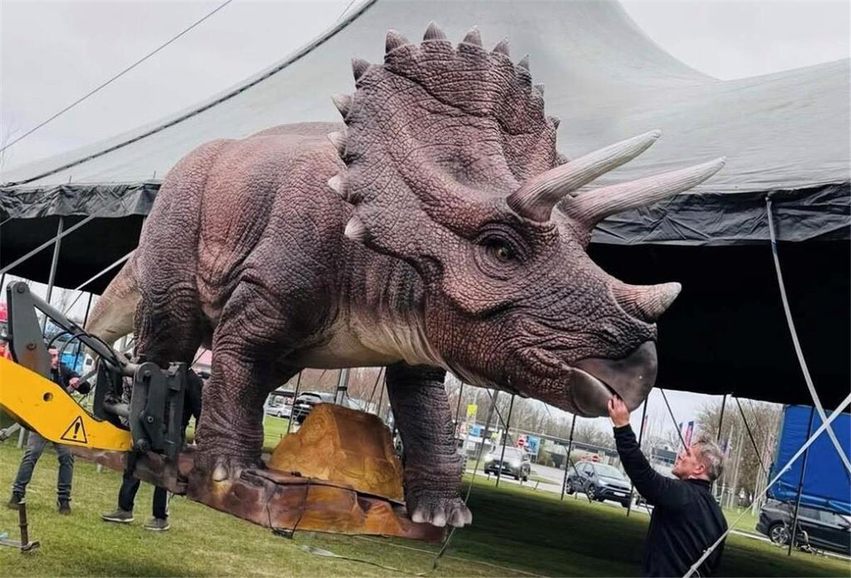 Urzeitliches Bremerhaven: Riesige Dinosaurier erobern den Wilhelm-Kaisen-Platz Eine Dinosaurier-Ausstellungsfigur.