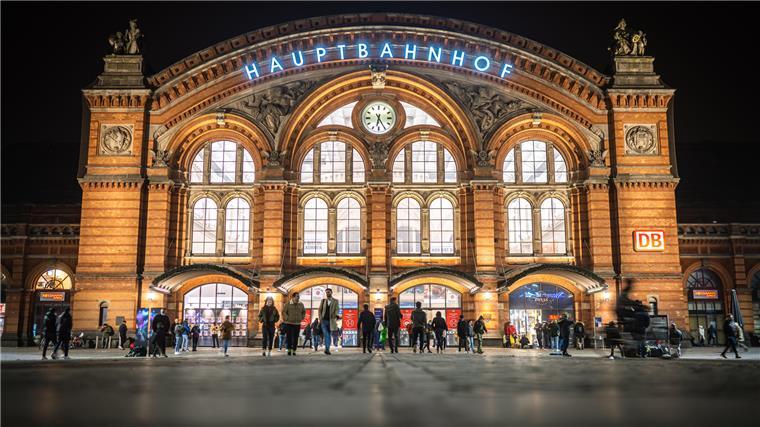 Bis zu 140.000 Menschen am Tag halten sich im und am Bremer Hauptbahnhof auf.