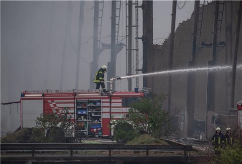 Bis zu 150 Feuerwehrleute haben in Spitzenzeiten gegen den Großbrand gekämpft.