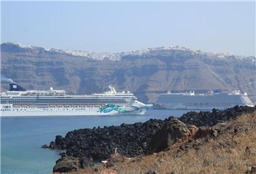 Kreuzfahrtschiffe liegen vor der griechischen Insel Santorini.