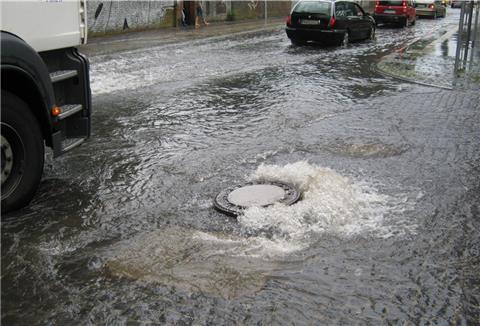Bis zu 200 Liter pro Quadratmeter gingen in einigen deutschen Regionen im letzten Jahr innerhalb weniger Tage nieder: Starkregen kann dann auch zum Problem für private Grundstücksbesitzer werden.