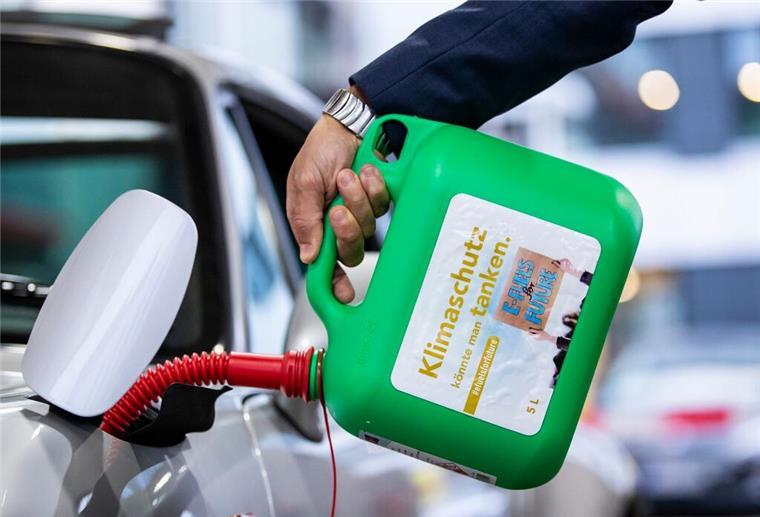 Eine Person betankt ihr Auto mit einem Kanister.
