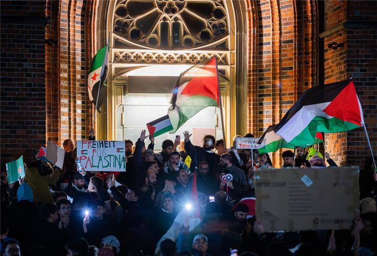 Bis zu 450 Menschen sind am Mittwochabend durch Bremerhaven gezogen und haben für den Frieden in Nahost demonstriert.