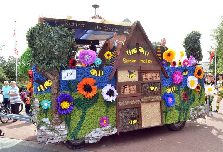Ein Wagen des Dedesdorfer Festumzugs