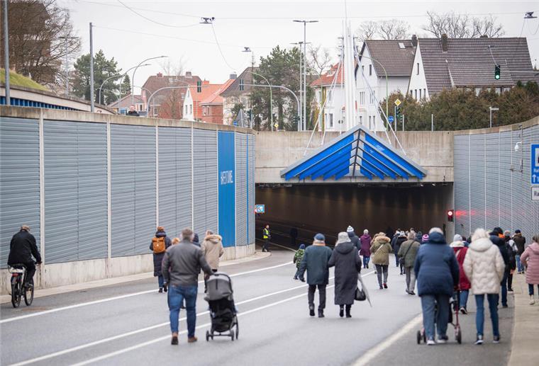 Bis zum Sonntagmittag besuchten viele Schaulustige den Tunnel.