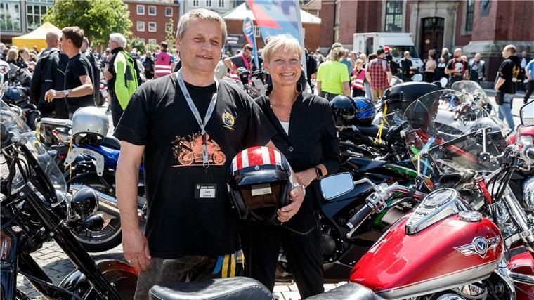 Bischöfin Kirsten Fehrs und Motorradpastor Lars Lemke stehen vor Beginn des Hamburger Motorradgottesdienst (Mogo) vor der Hauptkirche St.Michaelis.