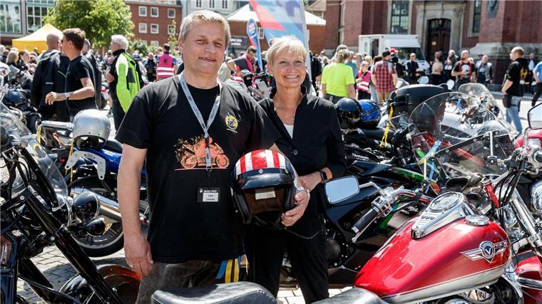 Bischöfin Kirsten Fehrs und Motorradpastor Lars Lemke stehen vor Beginn des letztjährigen Mogo dem Michel.