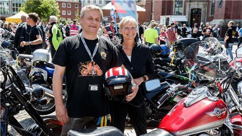 Bischöfin Kirsten Fehrs und Motorradpastor Lars Lemke stehen vor Beginn des letztjährigen Mogo dem Michel.