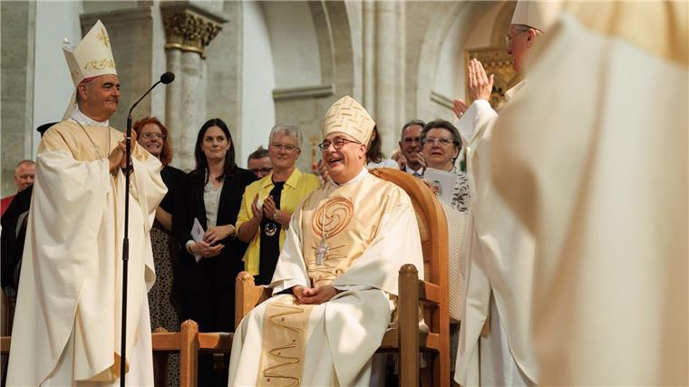 Bischof Dominicus nimmt auf dem Bischofsstuhl im Dom Platz.