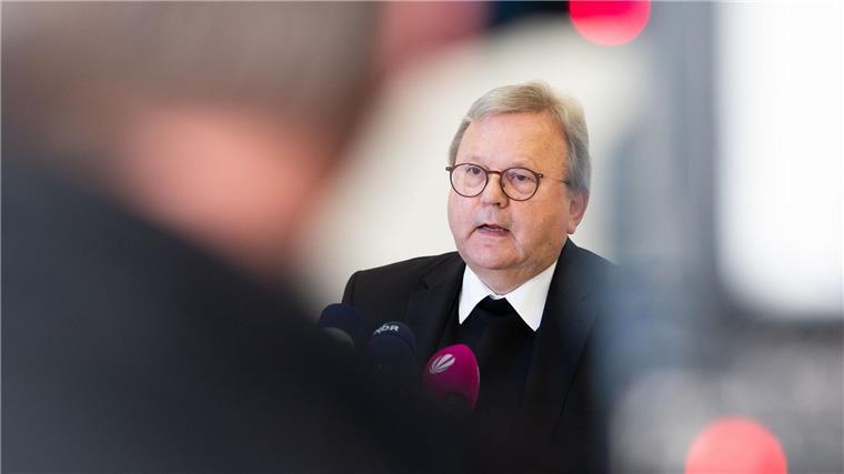 Bischof Franz-Josef Bode spricht bei einer Pressekonferenz.