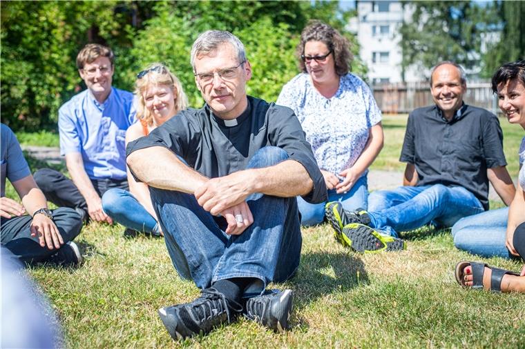 Gerüchteküche um Chefposten für Bischof Heiner Wilmer Bischof Heiner Wilmer (Mitte) war mit rund 20 angehenden Theologen und Priestern im August 2019 auf "Sommertour" in Bremerhaven unterwegs. Im Pfarrgarten der Heilig-Herz-Jesu-Kirche Lehe diskutierte er mit den Jugendlichen, mit Bistumsleitung und Bremerhavens leitendem Pfarrer Marcus Scheiermann (rechts).