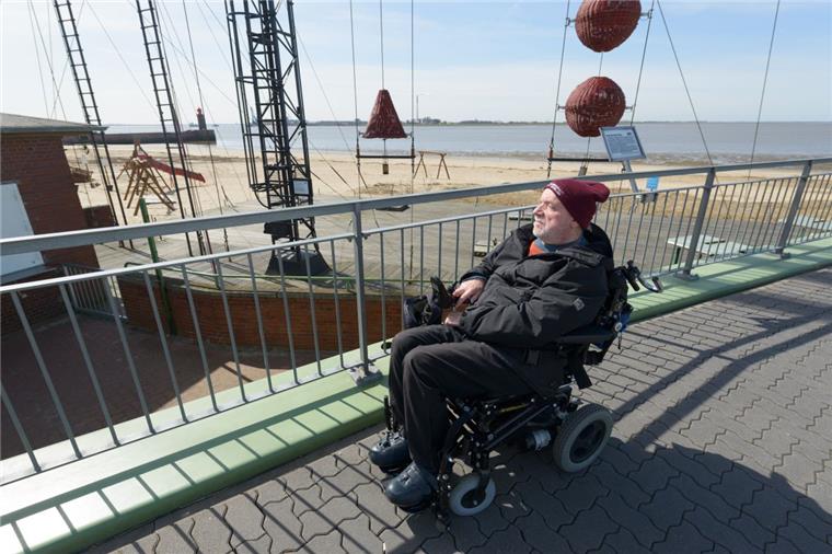 Neue Rampe für Rollstuhlfahrer an der Seelust in Bremerhaven Bisher endete die Welt für Harald Metzdorf an diesen Stufen. Der Zugang zur beliebten Seelust-Terrasse blieb Behinderten verwehrt. Das ändert sich. Die Stadt baut ab jetzt eine Holzrampe dorthin.