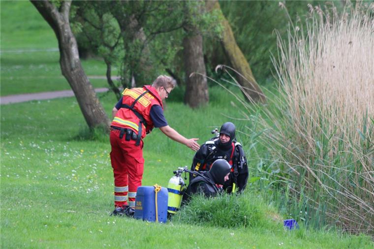 Bisher ist die Suche am Otterndorfer See ergebnislos: Die Polizei fand dort am Sonnabend Kleidung und schloss ein Unglück nicht aus. 