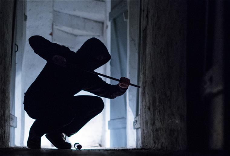 Bremerhaven: Garage aufgebrochen und Motorrad gestohlen Bisher unbekannte Täter haben am Montag oder in der Nacht zum Dienstag, 17. August, in der Boschstraße eine Garage aufgebrochen und haben unter anderem auch ein Motorrad gestohlen. Die Polizei bittet mögliche Zeugen der Tat um Hinweise auf die Täter.