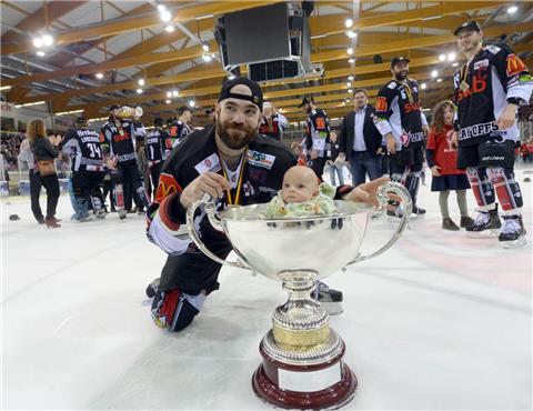 Bisheriger Höhepunkt in den fünf Jahren Eisarena: Die Eishockeyprofis der Fischtown Pinguins holen am 21. April 2014 die Meisterschaft in der DEL 2.
