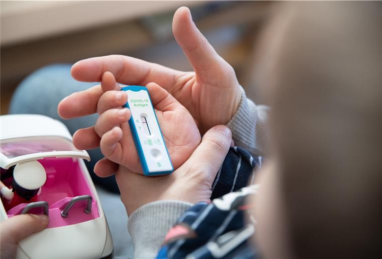 Bislang müssen sich in Niedersachsen nur ungeimpfte Schüler regelmäßig auf Corona testen.