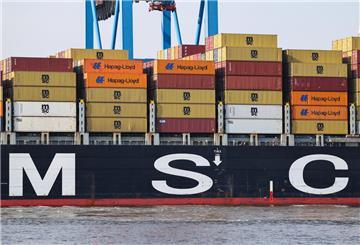 Containerschiffe werden an einem Containerterminal entladen. Bislang war Deutschland die weltgrößte Containerschiff-Nation - jetzt trägt den Titel ein Land ohne Meer: die Schweiz.