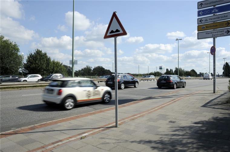 Bislang war es ganz schön hügelig auf der Stresemannstraße. Das sollen die laufenden Bauarbeiten nun ändern. Ab dem 24. September müssen sich Autofahrer daher auf Behinderungen einstellen.
