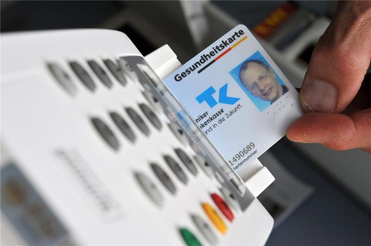 Bislang werden auf dem Chip der Gesundheitskarte lediglich persönliche Daten wie Adresse und Geburtsdatum sowie Versichertennummer und -status gespeichert. Ab dem kommenden Jahr soll sich das ändern.