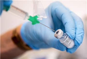 Ein Mitarbeiterin der Asklepios Klinik bereitet den Covid-19 Impfstoff von Biontech/Pfizer für eine Impfung vor. 