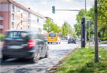 Bitte lächeln: Ein neuer Tempo-Blitzer wurde am Mittwoch an der Elbestraße in Höhe der Karolinger Straße in Fahrtrichtung Süden installiert.