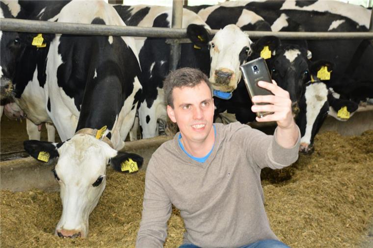 Tag des offenen Hofes im Cuxland: Großer Selfie-Wettbewerb Bitte lächeln: Junglandwirt Claus Luerßen macht vor, wie ein Selfie im Stall entstehen kann.