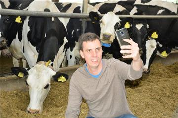 Bitte lächeln: Junglandwirt Claus Luerßen macht vor, wie ein Selfie im Stall entstehen kann.