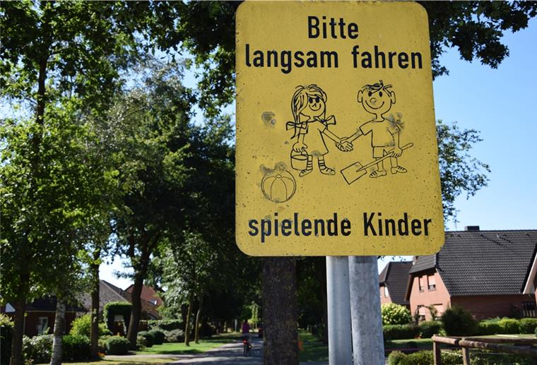 "Bitte langsam fahren - spielende Kinder": Solche Schilder stehen "im Sande" in Rockstedt. Noch ist dort Tempo 50 erlaubt.