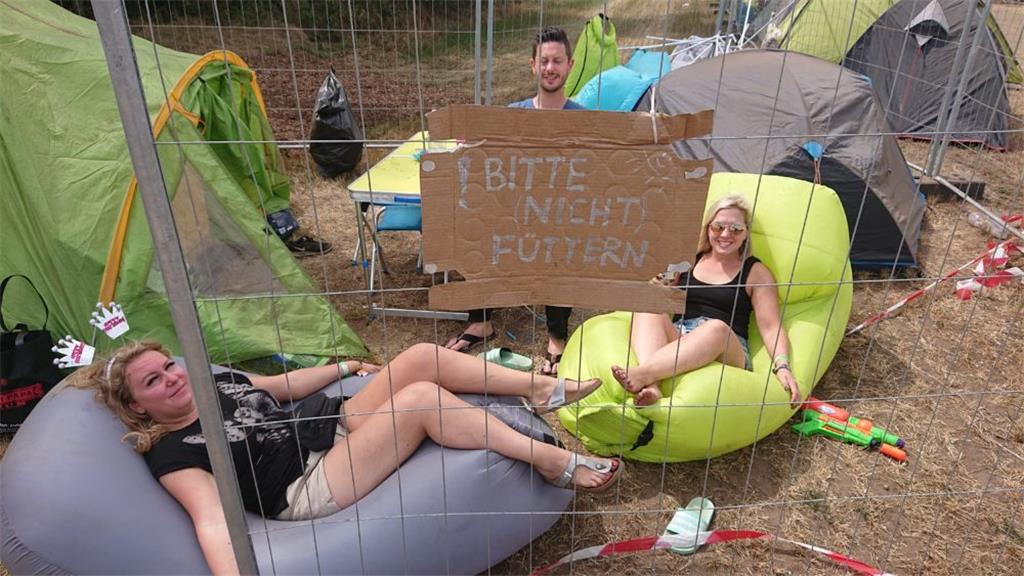 Bitte (nicht) füttern! Laura (links) feiert beim Deichbrand heute Geburtstag mit...