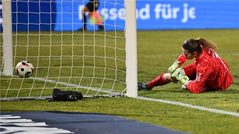 Frankfurterinnen gehen im Topspiel in Wolfsburg unter Bitterer Tag für Stina Johannes: Die Eintracht-Torhüterin kassiert in Wolfsburg allein im ersten Durchgang schon fünf Gegentore.