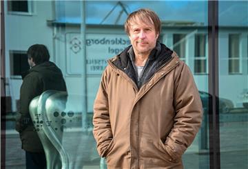 Bjarne Mädel, hier bei den Dreharbeiten in Bremerhaven, hat im Film „Sörensen hat Angst“ neben der Regie auch die Hauptrolle übernommen.