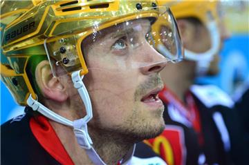 Björn Bombis war im fünften Playoff-Viertelfinale der Fischtown Pinguins gegen die Dresdner Eislöwen wieder dabei. Foto Scheer