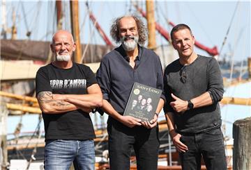 Björn Both, Hans-Timm Hinrichsen und Axel Stosberg (von links) von der Band Santiano präsentieren das offizielle Buch zum Bandjubiläum.