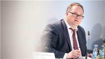 Björn Fecker (Grüne), Finanzsenator von Bremen, bei einer Pressekonferenz nach dem Treffen der Finanzministerinnen und Finanzminister der Länder.