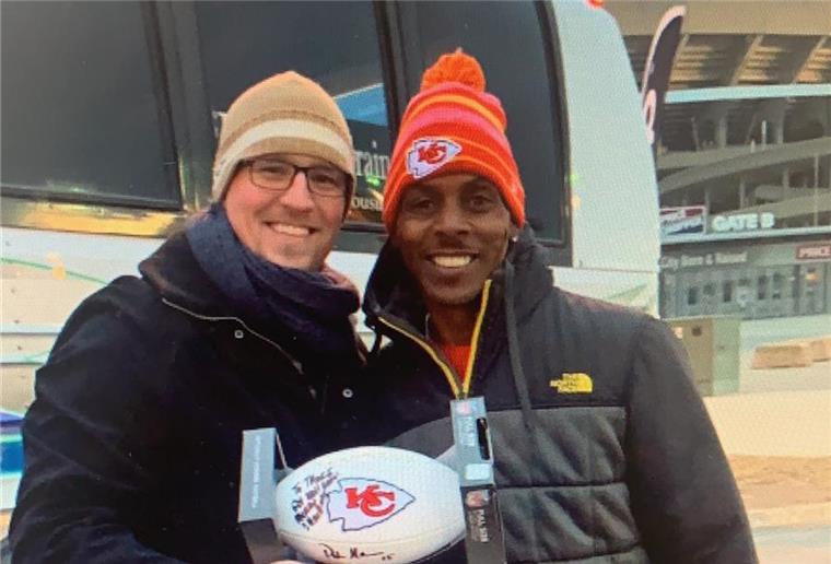 Björn Meier aus Bremerhaven (links) posiert mit Pat Mahomes Senior, Vater von Football-Star Patrick Mahomes Junior.
