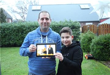 Björn Rieke und sein Sohn Jarno haben ein Weihnachtsvideo aufgenommen, geschnitten und produziert, das sogar in Bayern angeguckt wird. Auf dem Bildschirm sind Pastor Klaus Kochsiek mit Tochter Birte Kochsiek zu sehen. Foto: Gehrke
