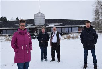 Björn Thieling (rechts) ist seit Frühjahr 2018 Eigentümer der Weserterrassen. Er hat das Lokal am Nordenhamer Weserstrand an Anne und Udo Venema verpachtet. Arischa Schmitz (links) wird das Restaurant ab dem 1. April leiten.