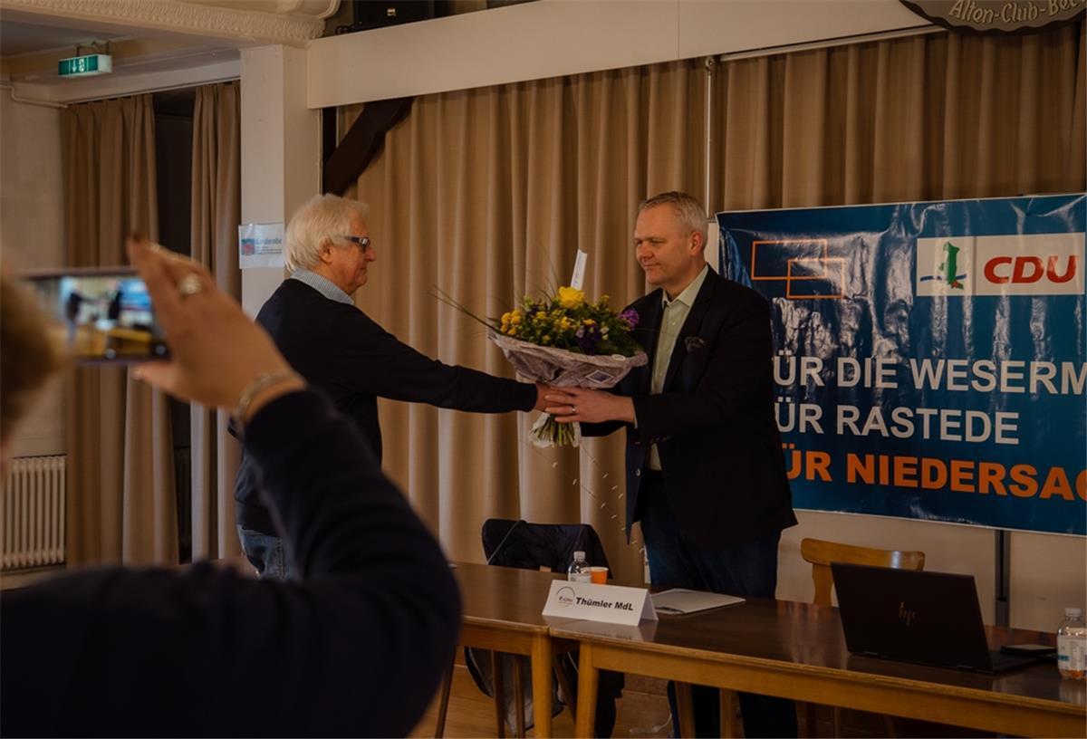 Wesermarsch: Björn Thümler tritt erneut an Björn Thümler (rechts) tritt erneut an. CDU-Kreisgeschäftsführer Karl-Ernst Thümler gratulierte ihm nach der Nominierung zum Direktkandidaten.
