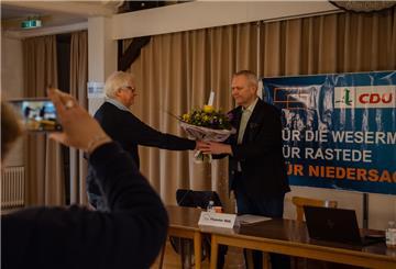 Björn Thümler (rechts) tritt erneut an. CDU-Kreisgeschäftsführer Karl-Ernst Thümler gratulierte ihm nach der Nominierung zum Direktkandidaten.