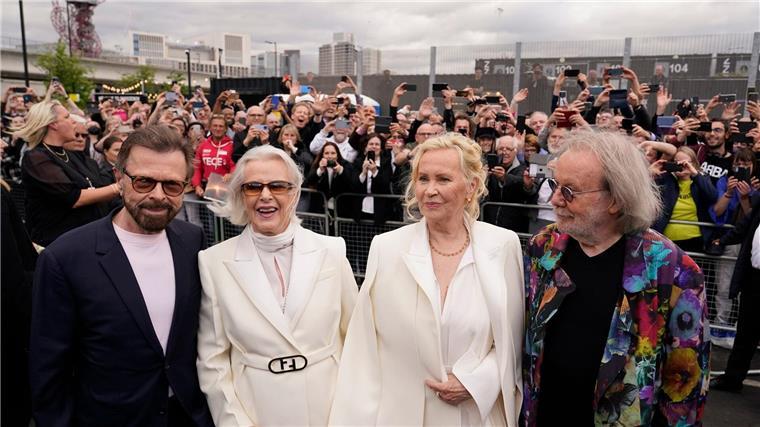 Abba-Mitglieder bekommen königliche Orden verliehen Björn Ulvaeus (l-r), Anni-Frid Lyngstad, Agnetha Fältskog und Benny Andersson von Abba erhalten im Königlichen Palast von Stockholm den „Vasaorden“.