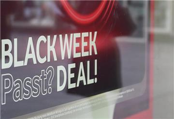 PRODUKTION - 15.11.2024, Berlin: Werbung für den Black Friday mit der Aufschrift «BLACK WEEK Passt? DEAL!». (zu dpa: «Black Friday: Kunden geben nicht mehr aus als 2023») Foto: Markus Lenhardt/dpa +++ dpa-Bildfunk +++