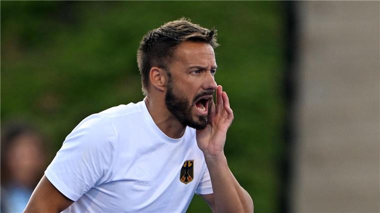Die Aufreger und Hingucker der Olympischen Spiele von Paris Blaffte eine Spielerin in der Pause scharf an: Hockey-Bundestrainer Valentin Altenburg