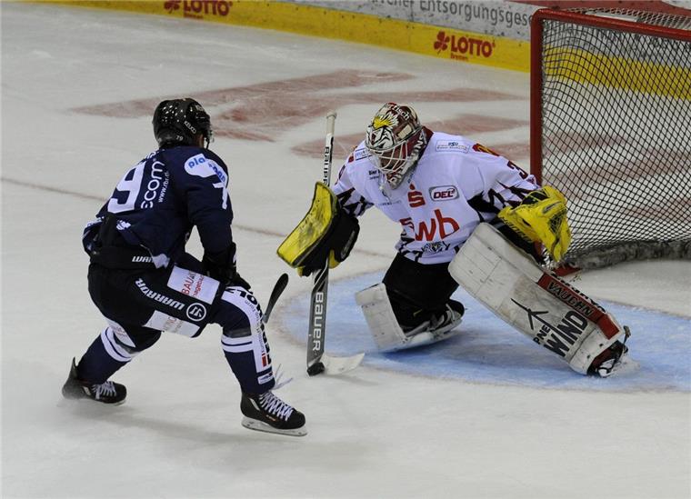 Der nächste Gegner Iserlohn will an die tolle Vorsaison anknüpfen Blaine Down (links), neuer Stürmer der Iserlohn Roosters, hat beim SWB-Cup schon gezeigt, was er kann. Im Finale gegen die Fischtown Pinguins schoss er zwei Tore. Foto Scheschonka