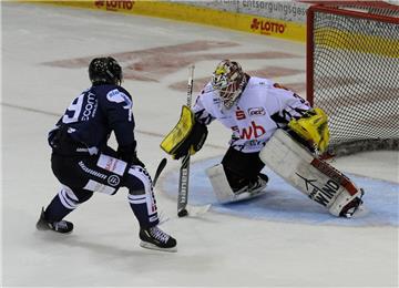 Blaine Down (links), neuer Stürmer der Iserlohn Roosters, hat beim SWB-Cup schon gezeigt, was er kann. Im Finale gegen die Fischtown Pinguins schoss er zwei Tore. Foto Scheschonka