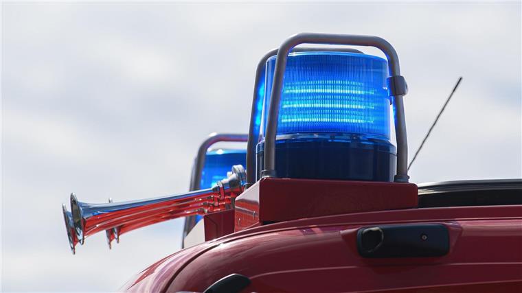 75.000 Euro Schaden bei Balkonbrand: Bewohnerin verletzt Blaulichter leuchten auf dem Dach eines Einsatzfahrzeugs der Feuerwehr.