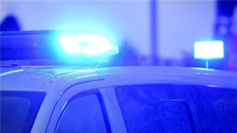 Mehrere Kriegswaffen bei Durchsuchungen gefunden Blaulichter leuchten auf dem Dach eines Streifenwagens der Polizei.