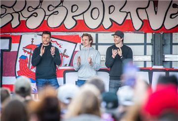 Jan Urbas, Ziga Jeglic und Miha Verlic (v. l.) stehen auf einer Bühne. Bleibt der Karawanken-Express in Bremerhaven? Die Fischtown Pinguins werden nicht nur darauf am Sonnabend Antworten geben. 