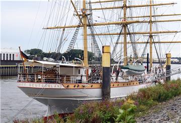Bleibt die „Schulschiff Deutschland“ in Vegesack, oder ist eine Verlegung nach Bremerhaven realistisch? Die Debatte ist in vollem Gange.